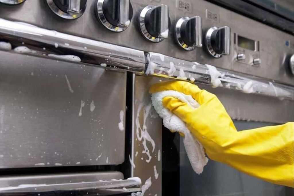membersihkan dapur lebaran